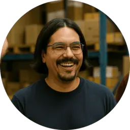 Armando Cortés sonriendo en un almacén, foto de perfil circular