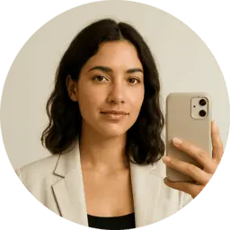 Mujer con saco claro tomando selfie