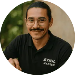 Empleado con camisa de POWER Alambrados sonriendo