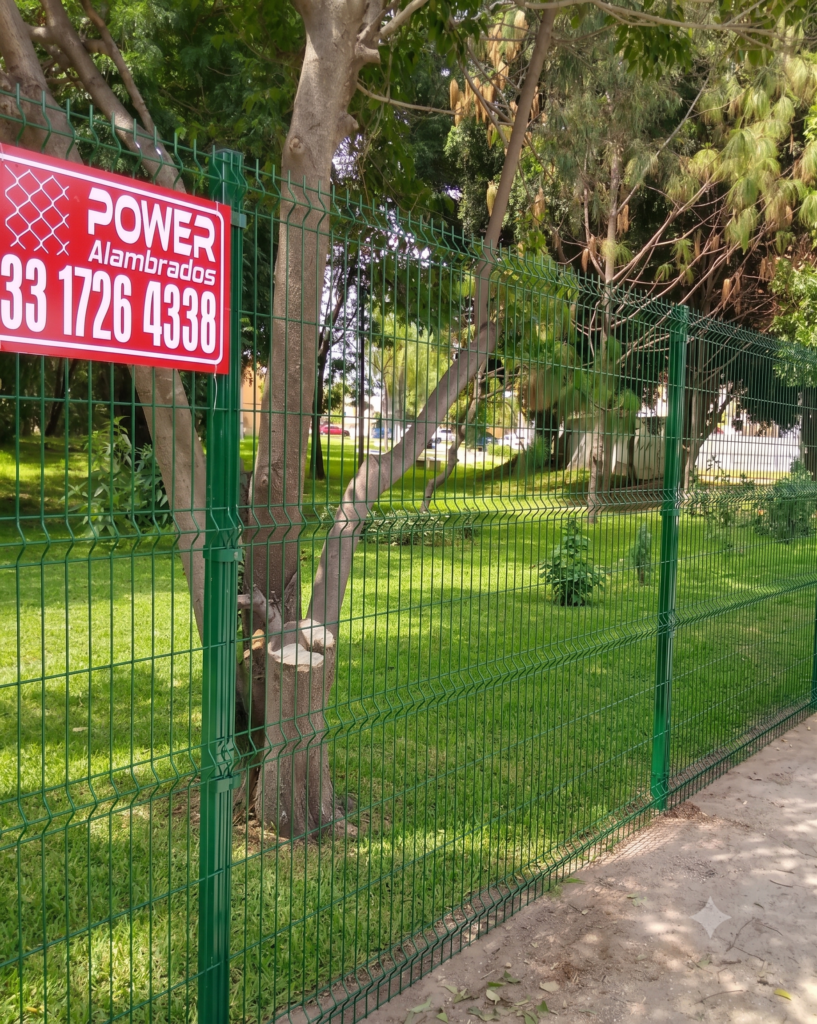 Cerca de reja de acero verde en un parque del fraccionamiento Hacienda Las Palomas.