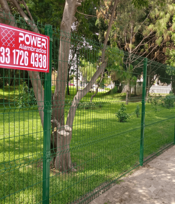 Cerca de reja de acero verde en un parque del fraccionamiento Hacienda Las Palomas.